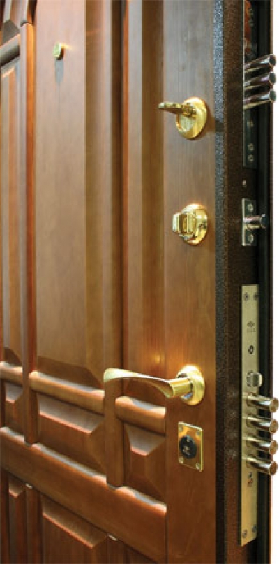 Сейф-дверь с наружной отделкой из массива сосны